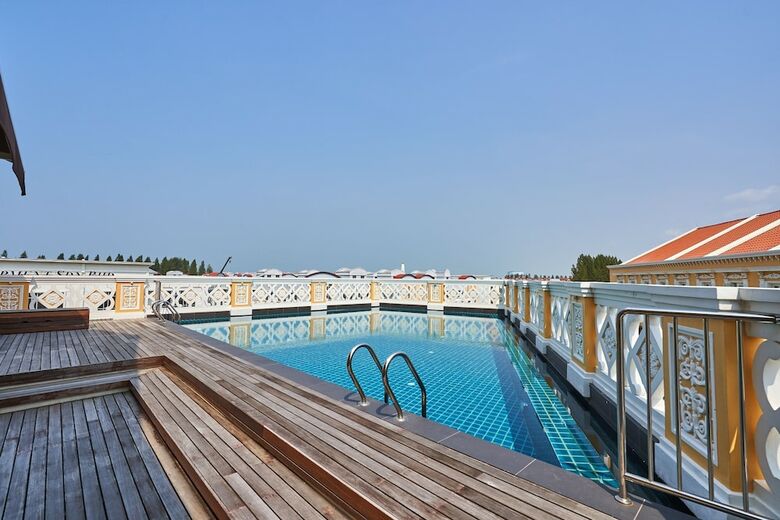 Oyo Home 44077 The Platinum Hotel & Suites- King
