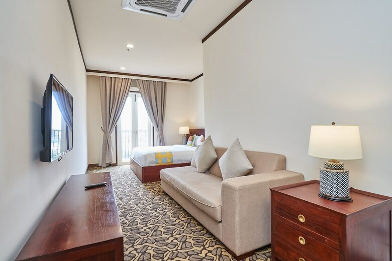 Oyo Home 44077 The Platinum Hotel & Suites- King