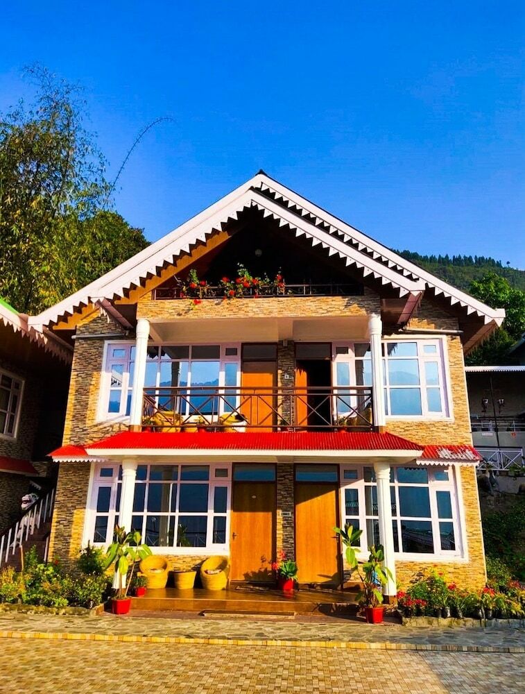 Hotel Alpine Village Resort
