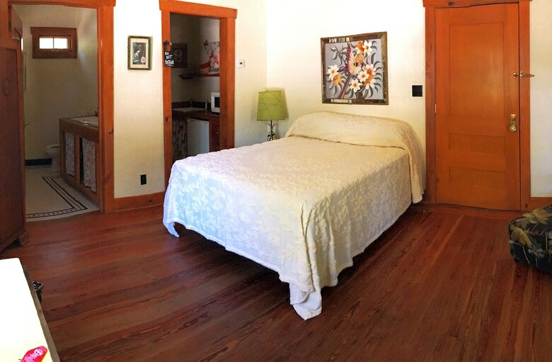 Bed & Breakfast Hibiscus Coffee & Guesthouse
