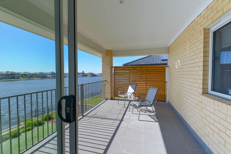 Luxury Waterfront Grand Villa In Melbourne