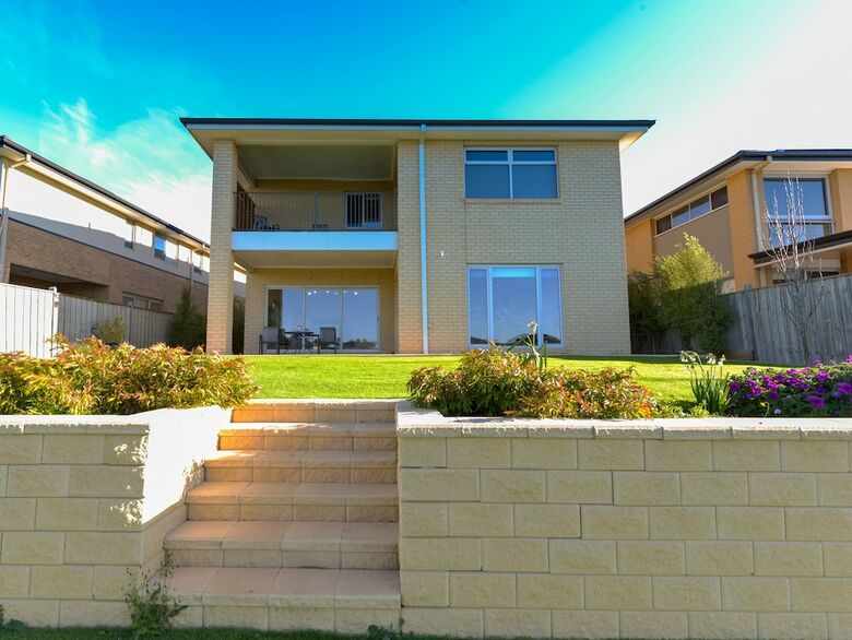 Luxury Waterfront Grand Villa In Melbourne
