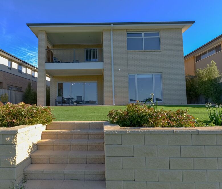 Luxury Waterfront Grand Villa In Melbourne