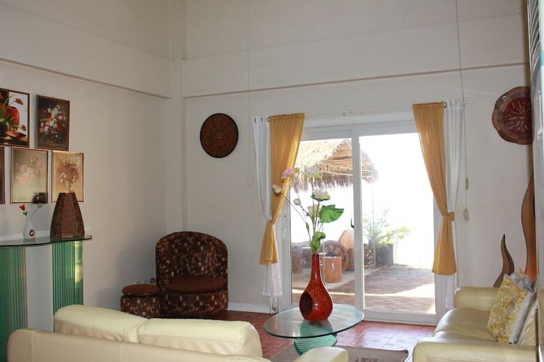 Hotel Pundaquit Luxury Resort