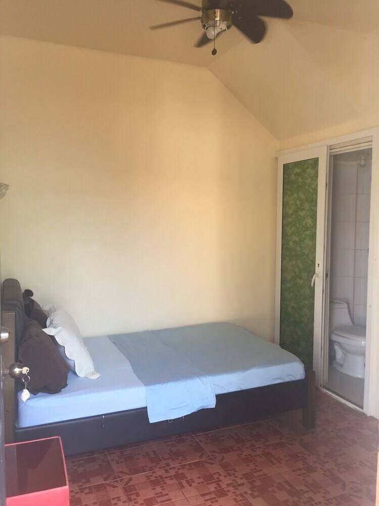 Hotel Pundaquit Luxury Resort
