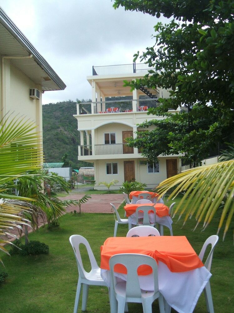 Hotel Pundaquit Luxury Resort