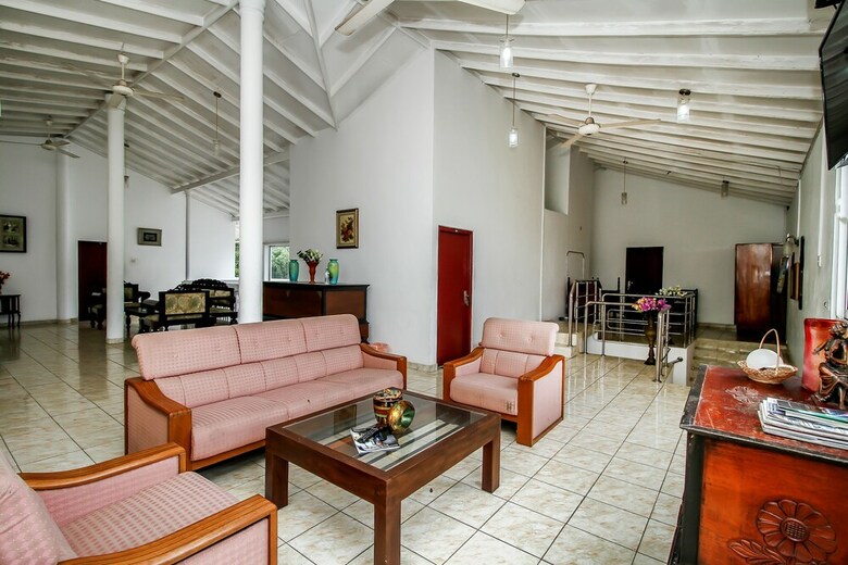 Oyo 347 Hotel Empryean