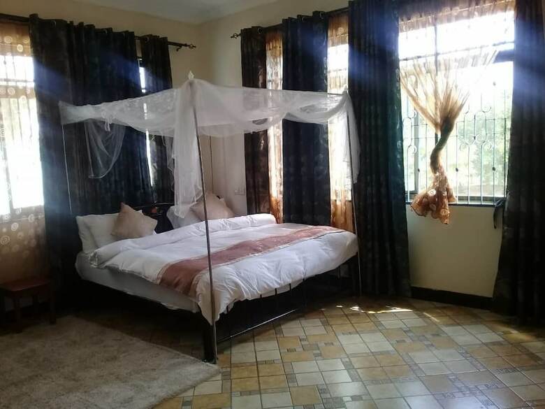 Bed & Breakfast Kisasa Home