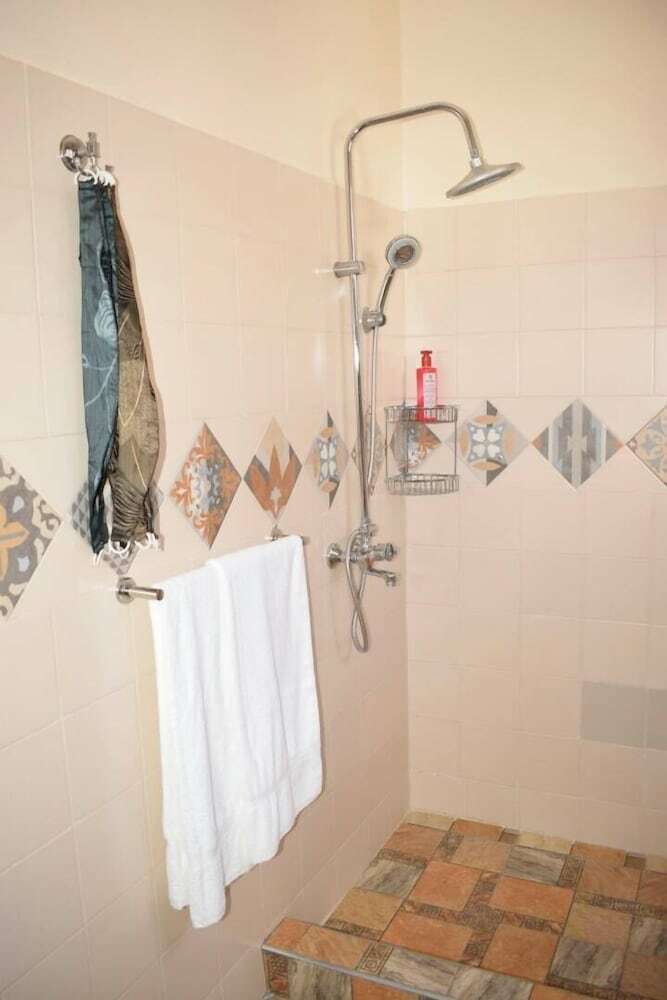 Bed & Breakfast Kisasa Home