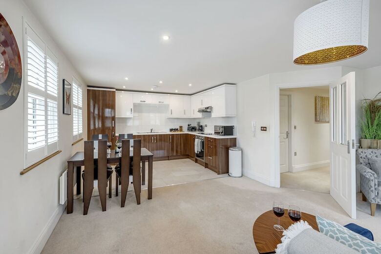 Deluxe Apartment - Central Bath