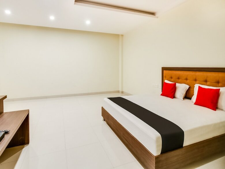 Capital O 46289 Hotel Royal Akshayam