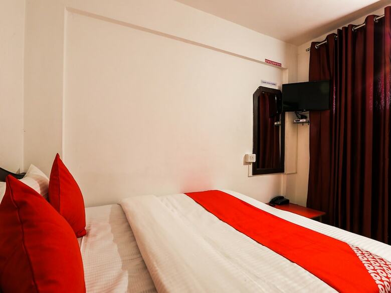 Hotel Oyo 27661 Hays Sk Residency