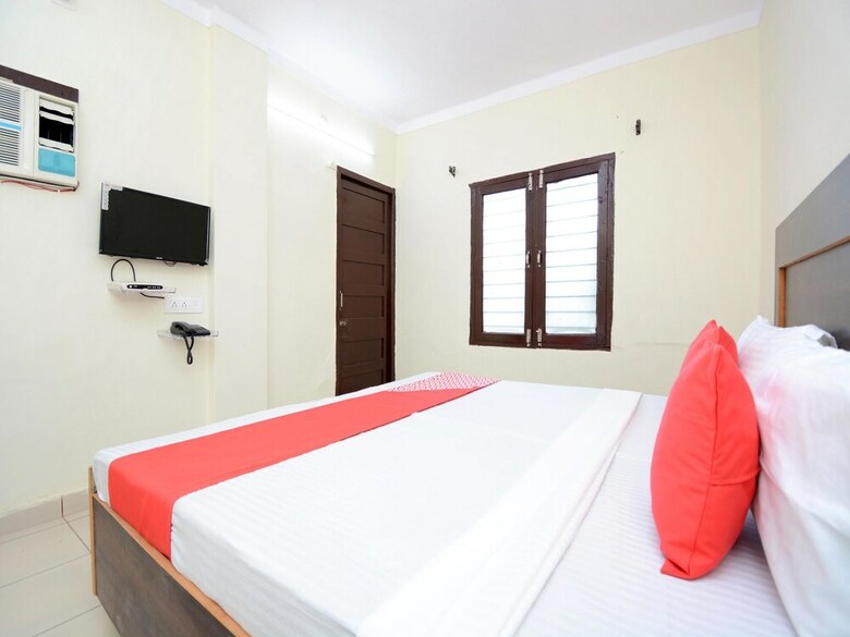 Oyo 30943 Hotel Tourist