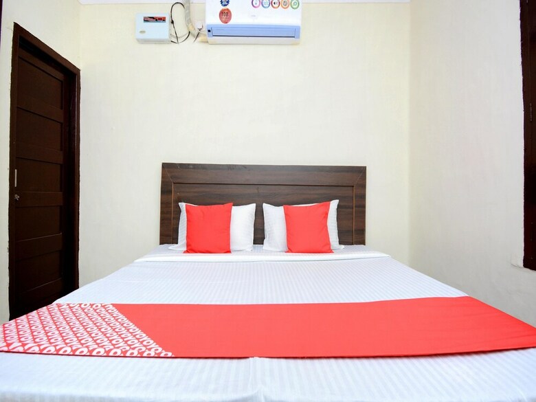 Oyo 30943 Hotel Tourist