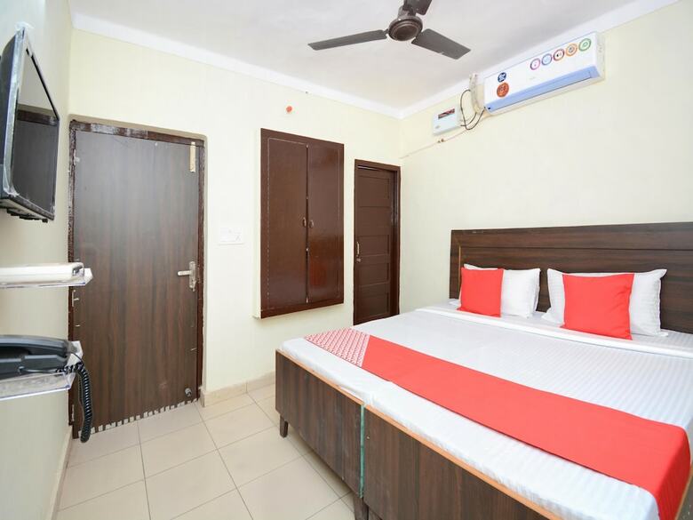 Oyo 30943 Hotel Tourist