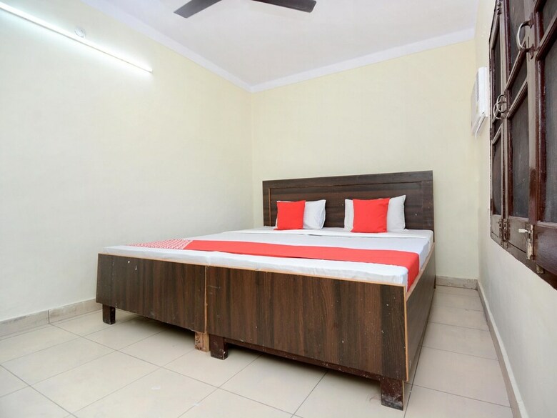 Oyo 30943 Hotel Tourist