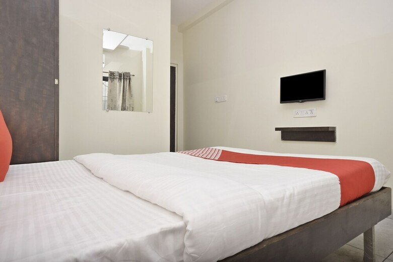 Spot On 29030 Hotel Royal Front