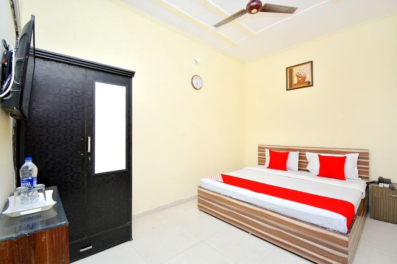 Oyo 39867 Hotel Arora Inn