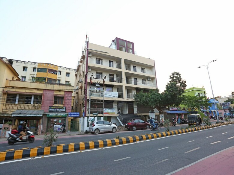 Hotel Capital O 37885 Ekamra Inn