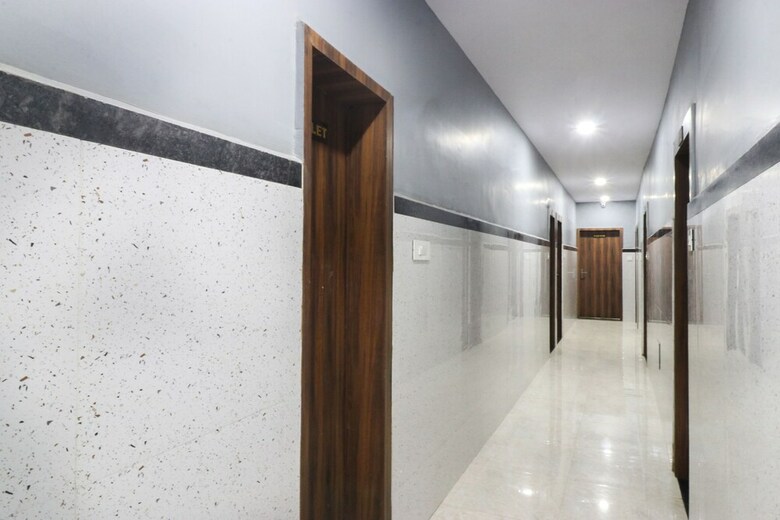 Hotel Oyo 47586 J J Residency