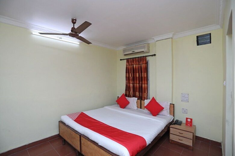 Oyo 28355 Hotel Raj Mahal