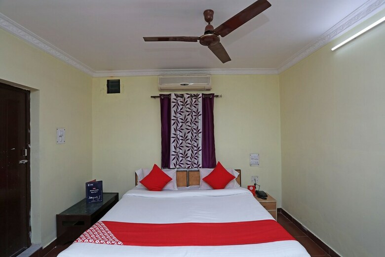 Oyo 28355 Hotel Raj Mahal
