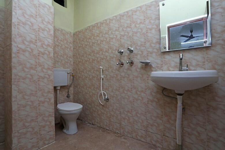 Oyo 28355 Hotel Raj Mahal