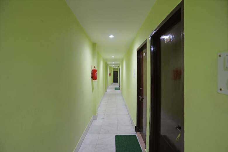 Oyo 28355 Hotel Raj Mahal