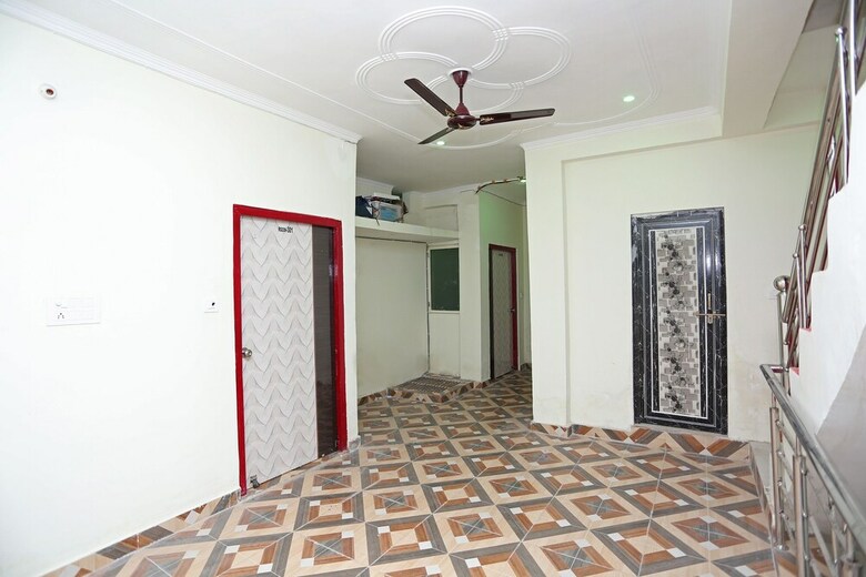 Hotel Oyo 28801 Radhika Guest House