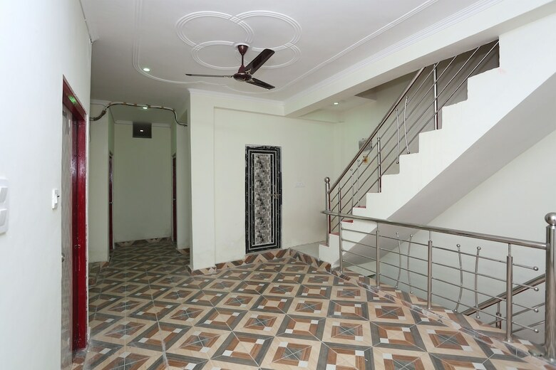 Hotel Oyo 28801 Radhika Guest House
