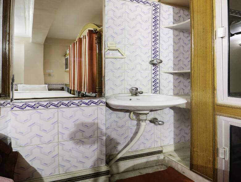 Spot On 45094 Hotel Madhu Complex