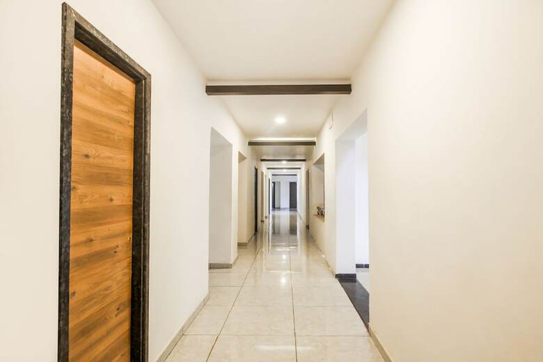 Oyo 30651 Hotel Meridian