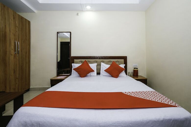 Oyo 27825 Hotel Royal