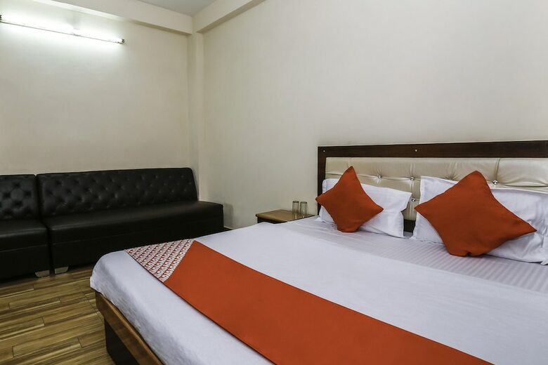 Oyo 27825 Hotel Royal