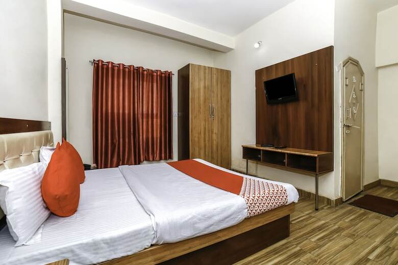 Oyo 27825 Hotel Royal