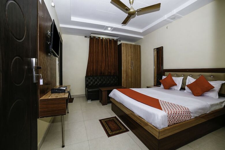 Oyo 27825 Hotel Royal