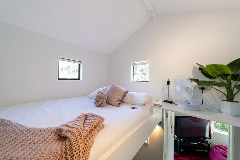 16 Guests. Unique, Central, Mountain & Lake Views