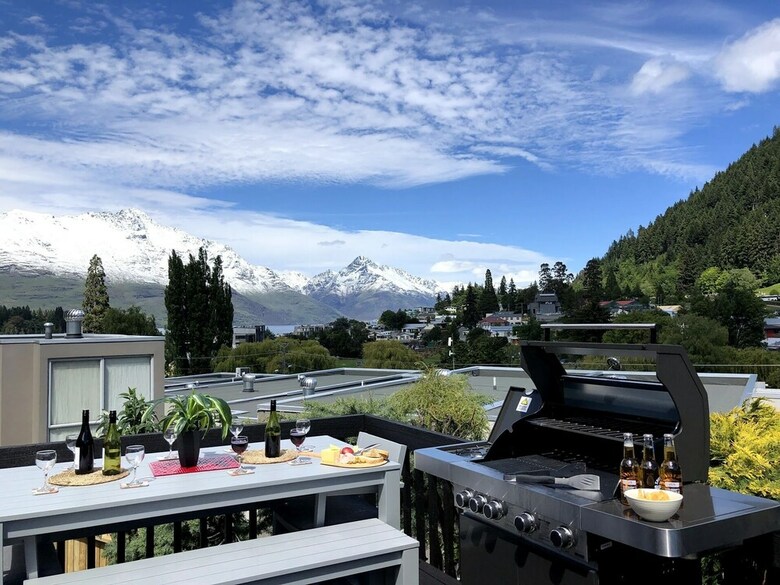 16 Guests. Unique, Central, Mountain & Lake Views