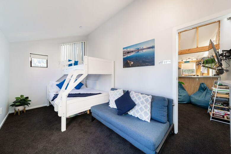 16 Guests. Unique, Central, Mountain & Lake Views