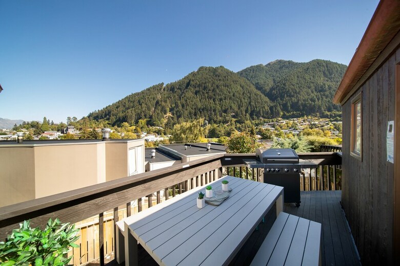 16 Guests. Unique, Central, Mountain & Lake Views