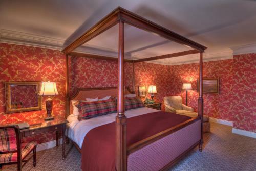 Hotel Charley Creek Inn