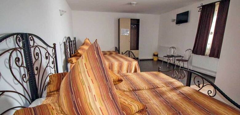 Hostal Aris Meridian Hostel