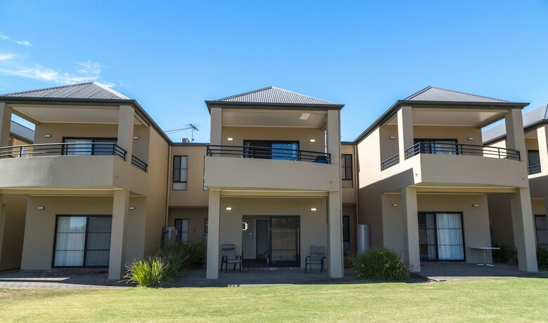 Front 9 Then Dine - 3/61 St Andrews Boulevard