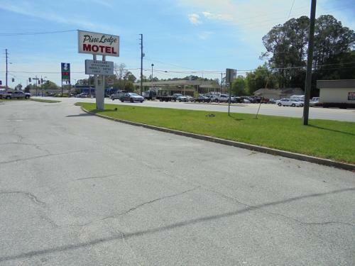 Pine Lodge Motel