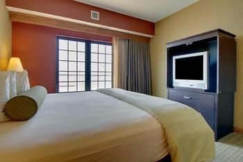 Hotel King's Pointe Waterpark Resort