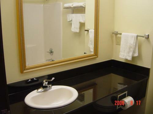 Hotel Hometown Inn & Suites