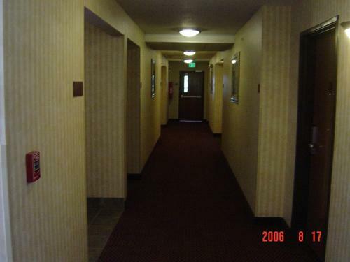 Hotel Hometown Inn & Suites