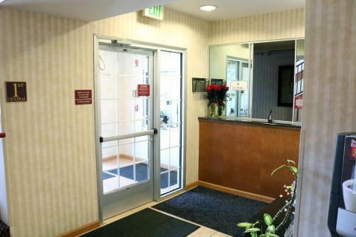 Hotel Hometown Inn & Suites