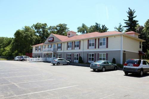 Hotel Hometown Inn & Suites