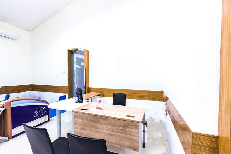 Hostal Oyo 506 Moes Residence